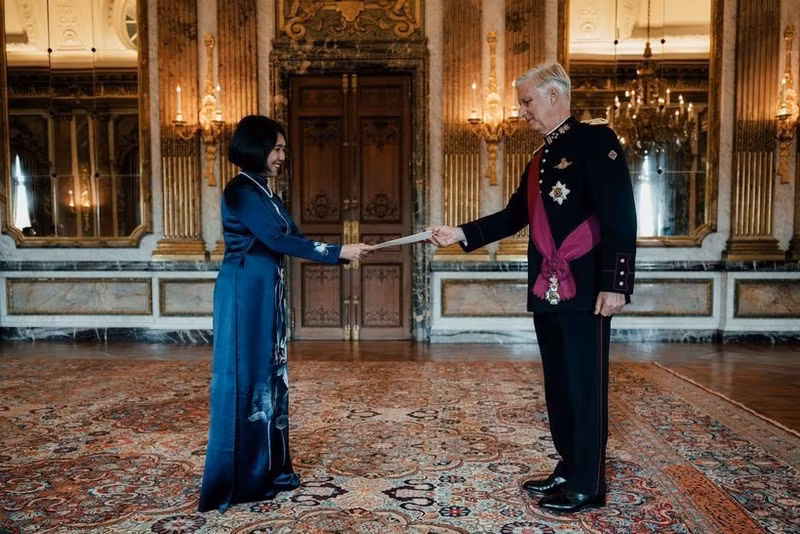 Vietnamese Ambassador to Belgium Nguyen Huong Tra presents her credentials to King Philippe on October 7, 2026. (Photo courtesy of Belgian Royal Court)