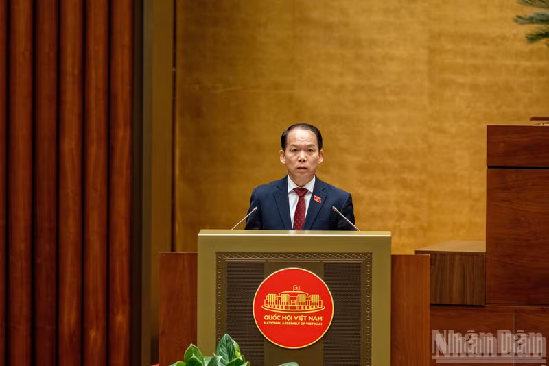 Minister of Justice Hoang Thanh Tung outlined proposals regarding two draft laws: the revised Law on the Dissemination and Education of Law, and the Law amending and supplementing a number of articles of the Law on State Compensation Liability.