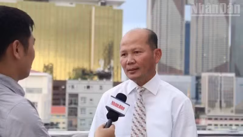 Researcher Uch Leang speaks with Nhan Dan correspondents in Cambodia. (Photo: Huy Vu)