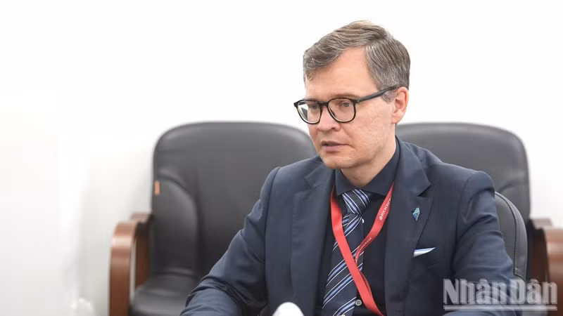 Vlasov observes that experienced businesses often conduct market research and develop strategies before entering a new market. (Photo: THANH TRAI)
