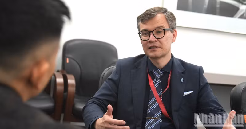 Evgeny Vlasov addresses a reporter from Nhan Dan Newspaper. (Photo: THANH TRAI)