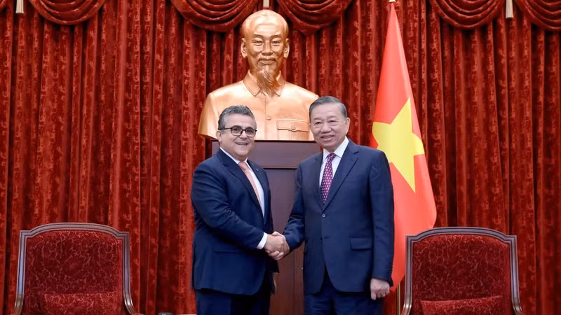 Party General Secretary and State President To Lam (right) receives outgoing Palestinian Ambassador to Viet Nam Saadi Salama on June 25. (Photo: NDO)