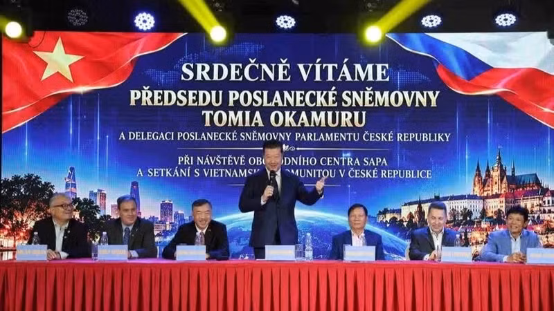President of the Chamber of Deputies of the Czech Republic Tomio Okamura (standing) in the meeting with representatives of the Vietnamese community, businesses and traders. (Photo: VNA)