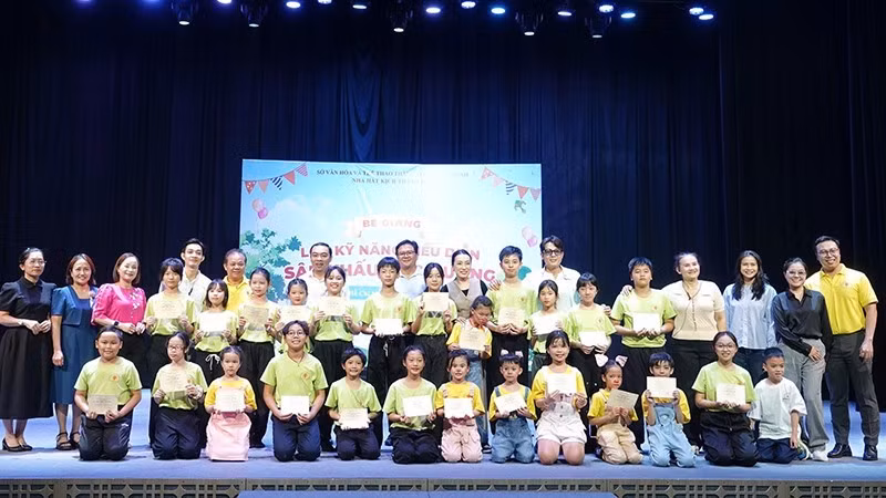 Representatives, actors from the Ho Chi Minh City Drama Theatre, and children participating in the course pose for a commemorative photograph. (Photo: LINH DOAN)