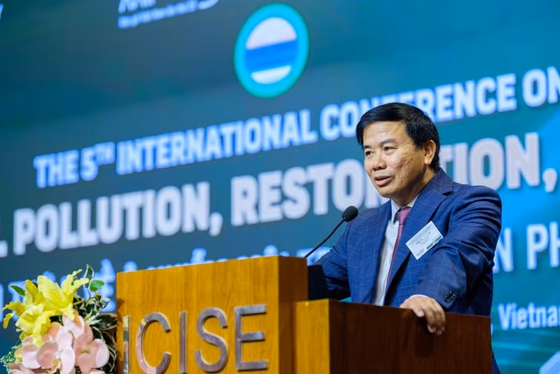 Prof. Hoang Chung Tham of Auburn University addresses the conference. (Photo: baoxaydung.vn)