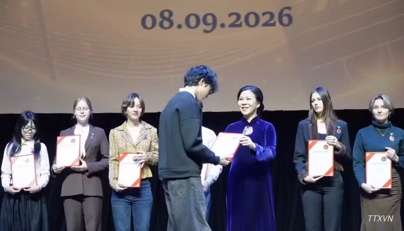 Madame Ngo Phuong Ly presents awards to outstanding students at school No.1253. (Photo: VNA)