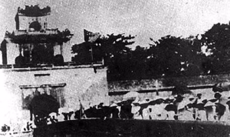 The people of Thua Thien–Hue rose up to seize power on August 23, 1945, marking the revolutionary victory in Hue. (Photo: VNA)