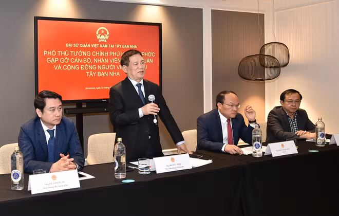 Deputy PM Ho Duc Phoc has a meeting with the Vietnamese community as par of his working trip. (Photo: VNA)