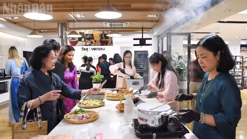 Staff of the Vietnamese Embassy in Thailand and their spouses busily prepared banh cuon and nem ran. (Photo: Minh Thang)