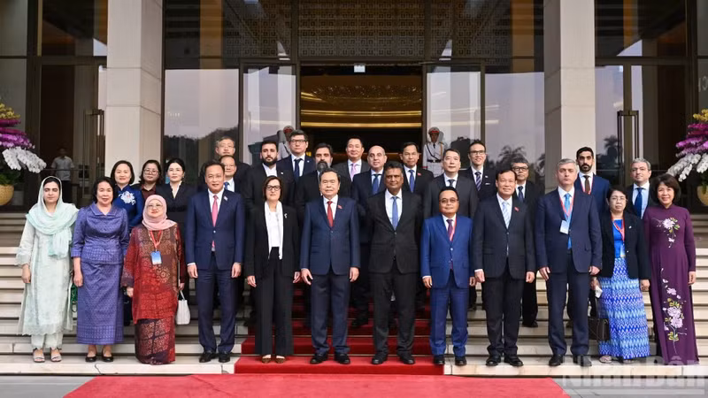 National Assembly President Tran Thanh Man (front row, sixth from left) and leaders from international audit organisations in Ha Noi on October 27. (Photo: NDO)