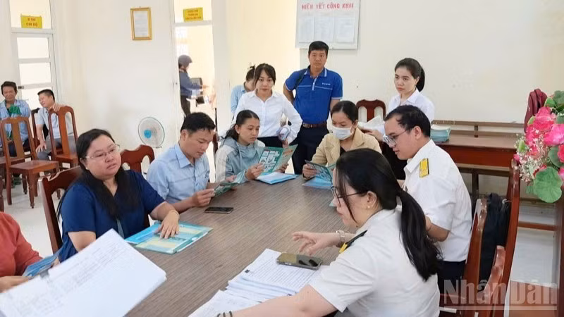 Tax officials in Khanh Hoa Province disseminate information and guide business households on their rights and obligations under Decree No. 141/2026/ND-CP. (Photo: Provided by the unit)
