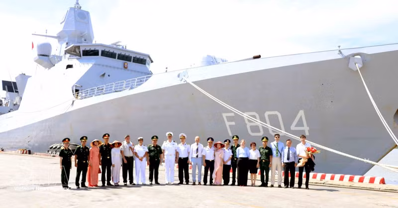 Representatives of Viet Nam's law enforcement forces and the Royal Netherlands Navy frigate HNLMS De Ruyter pose for a group photo in Hai Phong on May 29. (Photo: VNA)