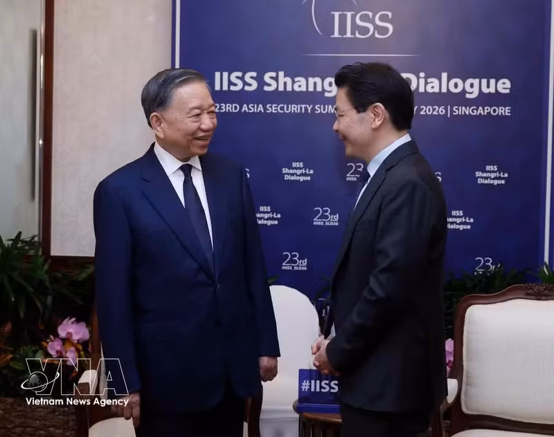 General Secretary of the Communist Party of Viet Nam Central Committee and State President To Lam (left) and Prime Minister of Singapore Lawrence Wong at the 23rd Shangri-La Dialogue (Photo: VNA)