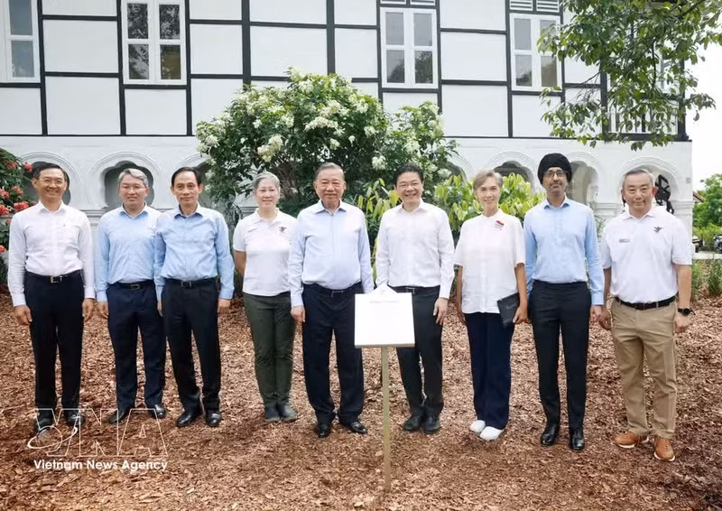 Delegates at the tree-planting event. (Photo: VNA)