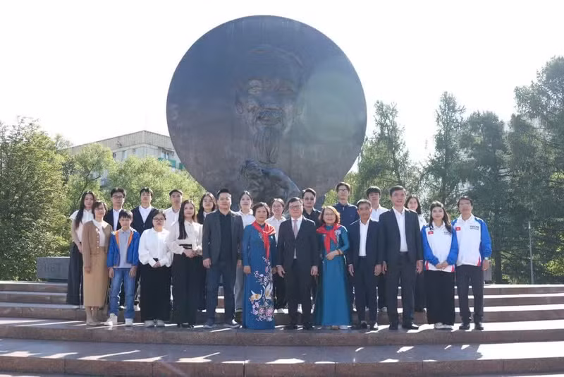 The Nhan Dan Newspaper delegation poses for a commemorative photograph at the President Ho Chi Minh Monument in Moscow. (Photo: THANH THE)
