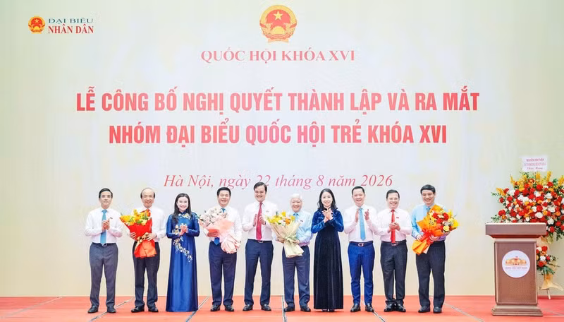 The Standing Board and members of the 16th-tenure Young National Assembly Deputies’ Group present flowers to National Assembly leaders and leaders of the committees attending the ceremony.