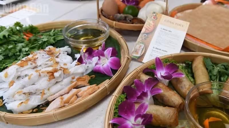 Vietnamese dishes were artfully arranged on lotus leaves, embodying both culinary finesse and natural flavours. (Photo: Xuan Son)