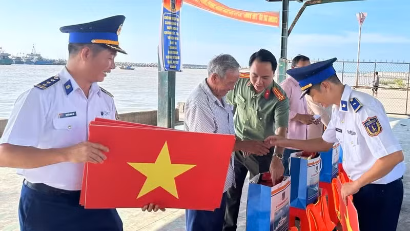 Authorities present flags and gifts to fishermen in Lam Dong Province. (Photo: NDO)