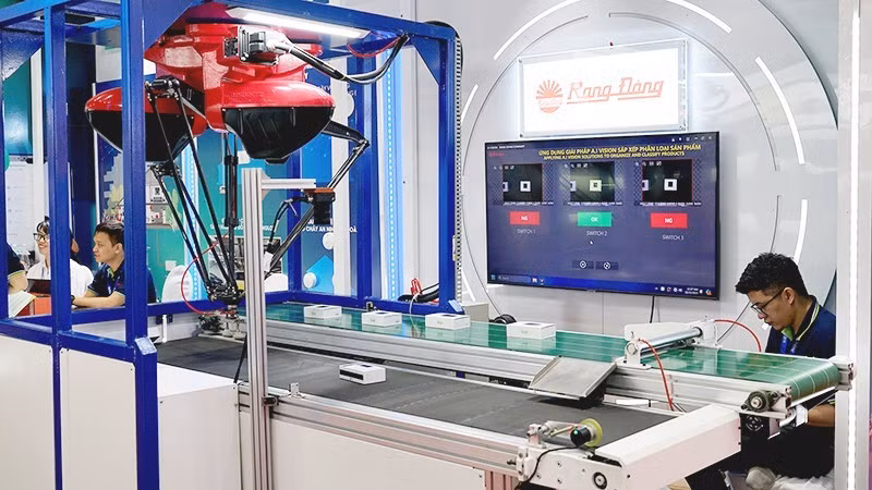 A production line using the A.I VISION solution to sort and classify products at Rang Dong Light Source and Vacuum Flask Joint Stock Company. Photo: NAM HAI
