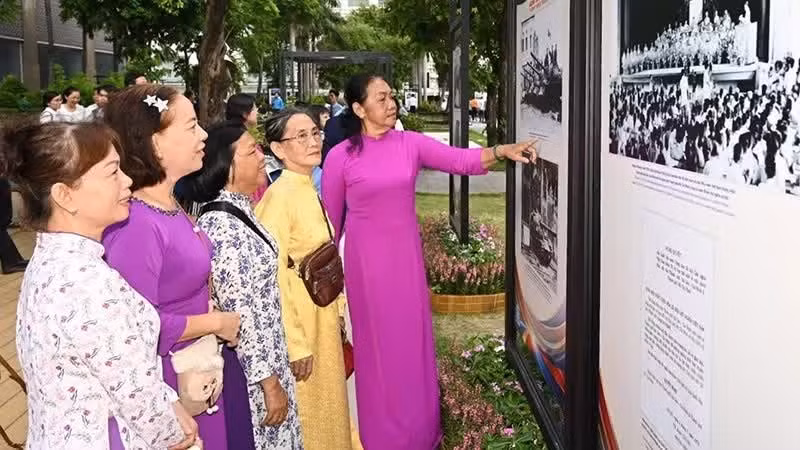 Delegates tour the exhibition. (Photo: Quoc Thanh)