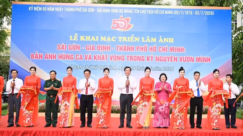 Delegates cut the ribbons to officially open the exhibition. (Photo: Quoc Thanh)