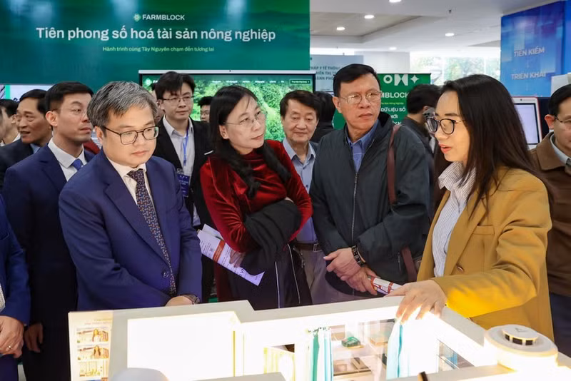 Ha Noi officials visit the Hanoi Technology Exchange. (Photo: VNA)