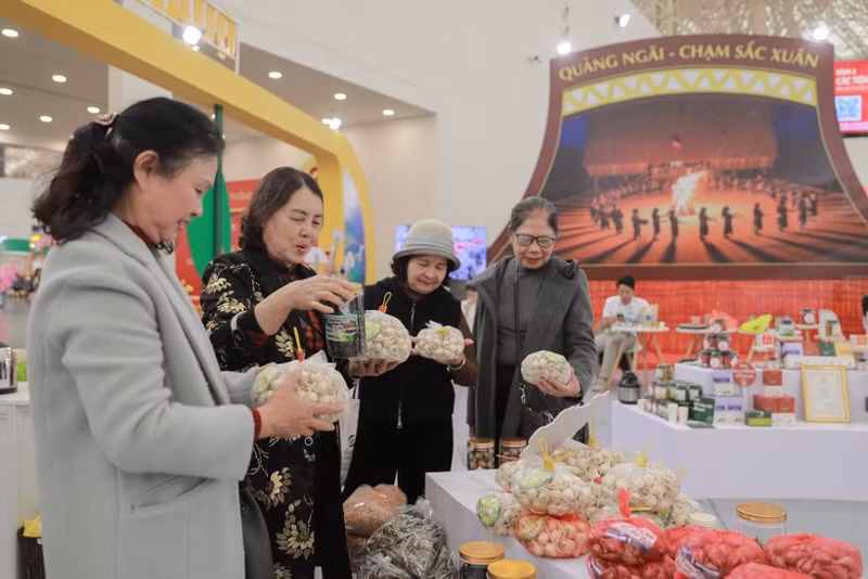 A wide range of attractively designed, locally distinctive products on display at Quang Ngai province’s booth at the Spring Fair 2026 is drawing large numbers of visitors and shoppers. (Photo: VNA)