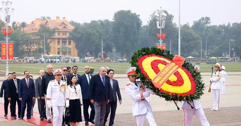 Jordanian House of Representatives Speaker Mazen Turki El Qadi and his delegation lay a wreath and pay tribute to President Ho Chi Minh at the late leader's mausoleum. (Photo: VNA)