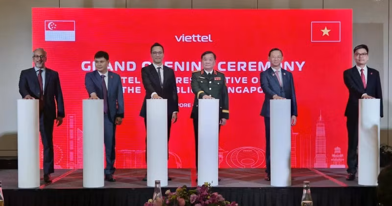 Vietnamese Deputy Minister of National Defence Sen. Lieut. Gen. Hoang Xuan Chien (third, right) and delegates launch Viettel’s representative office in Singapore. (Photo: VNA)