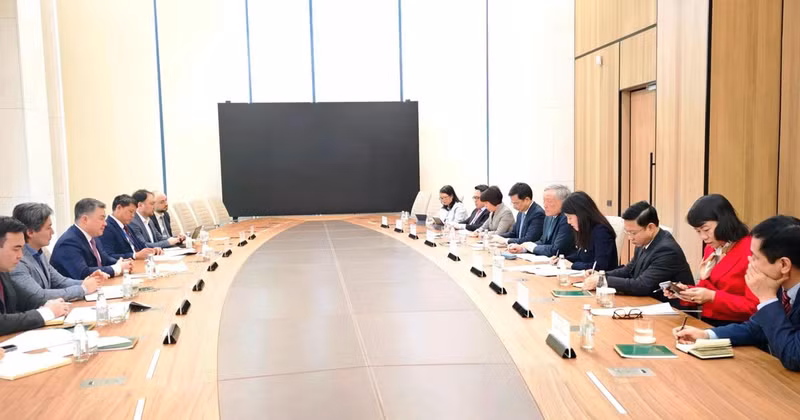The meeting between the Vietnamese Government delegation and Governor of the National Bank of Kazakhstan Timur Suleimenov on February 3. (Photo: VNA)