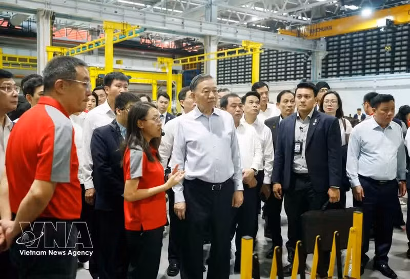 Party General Secretary and State President To Lam visits the SMRT. (Photo: VNA)