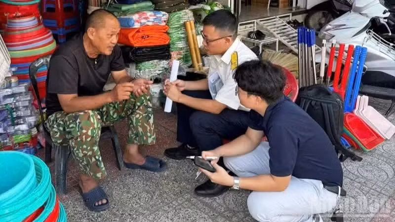 Traders at markets across Khanh Hoa Province express their agreement and confidence that Decree 141 will enable small business households to grow. (Photo: Nguyen Trung)