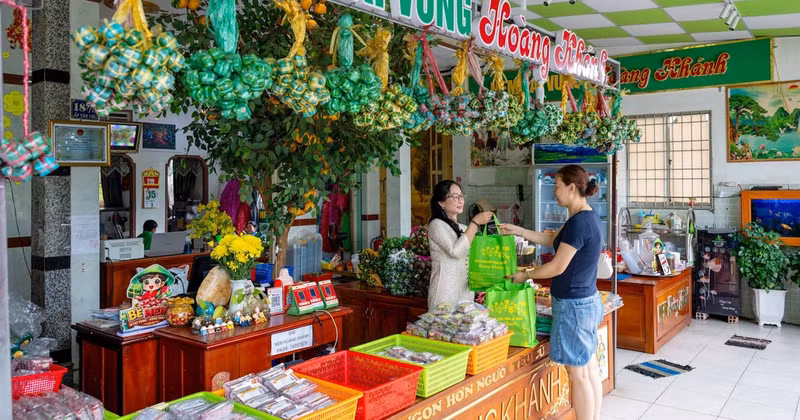 Visitors buy fermented pork roll and other products at the Hoang Khanh roll-making establishment in Lai Vung Commune. (Photo: MY HA)