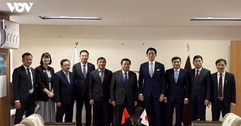 The Vietnamese delegation meets with Kobayashi Takayuki, Chair of the Policy Research Council of the LDP. (Photo: VOV)