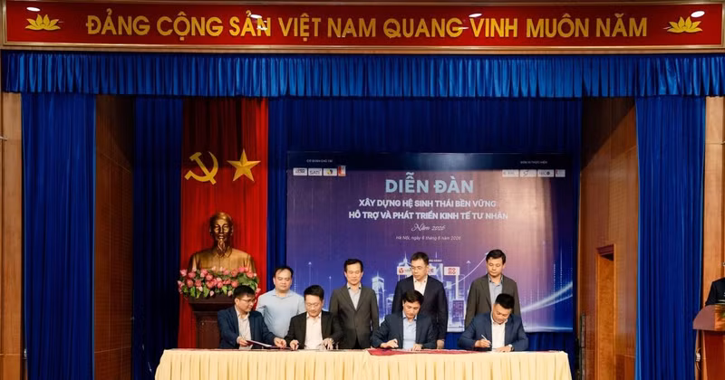Representatives of participating organisations sign cooperation agreements committing to support private enterprises.
