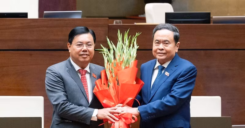 National Assembly Chairman Tran Thanh Man (R) presents flowers to congratulate new Minister of Home Affairs Nguyen Tien Hai. (Photo published by VNA)