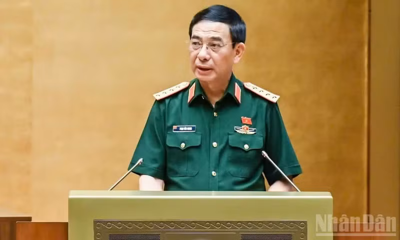 Deputy Prime Minister and Minister of National Defence Phan Van Giang presents the Government’s report at the 16th National Assembly (NA)’s first extraordinary session on August 23 (Photo:NDO)