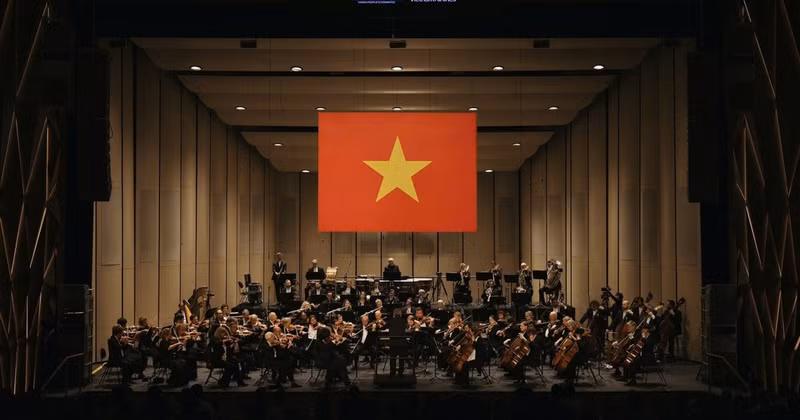 Under the baton of Sir Antonio Pappano, the LSO opens the first evening of the Viet Nam Airlines Classic-Ha Noi Concert 2026 with the stirring melodies of Viet Nam’s national anthem. (Photo: VNA)