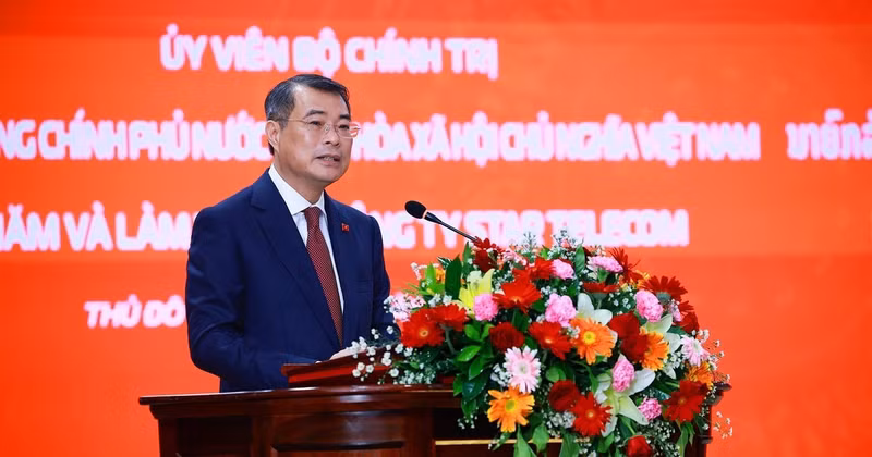 PM Le Minh Hung speaks at the working session with Unitel in Vientiane on October 9, 2026. (Photo: VNA)