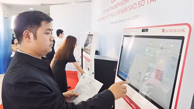 Smart kiosks are making it easier for citizens to complete administrative procedures. Photo: NAM NGUYEN