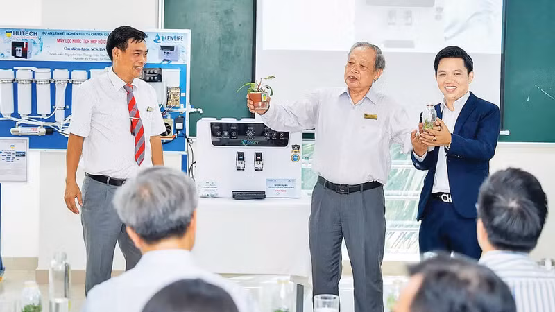  Transfer of the scientific research product, a “Household Water Purification System”, between the Institute of Applied Sciences of Ho Chi Minh City University of Technology (HUTECH) and NewLife Trading, Services and Communications Company Limited. (Photo: HOANG NAM)