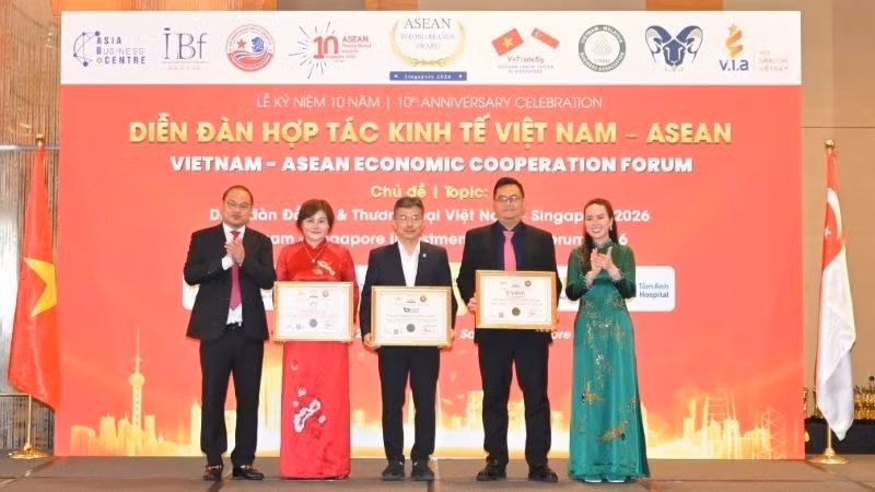 Honouring businesses and sponsors at the 10th anniversary of the Viet Nam–ASEAN Economic Cooperation Forum 2026. (Photo: Organising Committee)