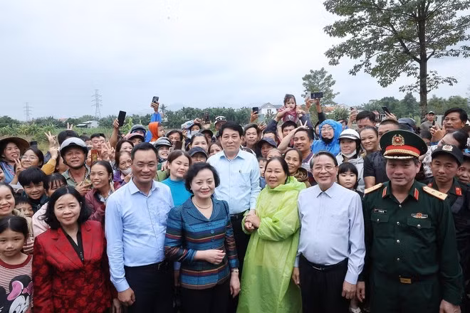 State President Luong Cuong and senior officials visit local residents in Go Noi commune in the central city of Da Nang. (Photo: VNA)