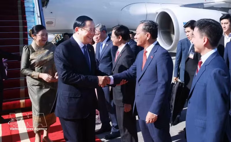 Prime Minister of Laos Sonexay Siphandone and his spouse are welcomed at Noi Bai International Airport in Ha Noi on June 7 (Photo: VNA)