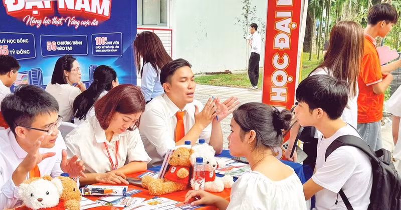 Students seek admissions information at the consultation booth of Dai Nam University. (Photo: Quynh Nguyen)
