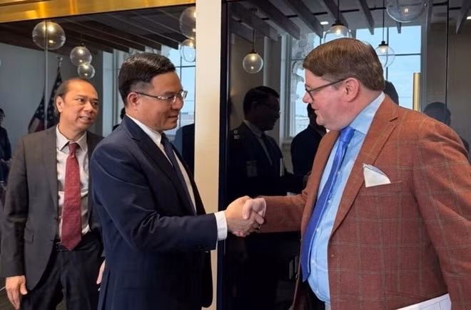 Vietnamese Acting Minister of Industry and Trade Le Manh Hung (L) and US Deputy Secretary of Agriculture Stephen Vaden (Photo: VNA)