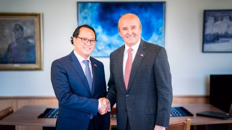 Ambassador Nguyen Viet Cuong and Chilean Deputy Minister of Foreign Affairs Patricio Torres. (Photo: Embassy of Viet Nam in Chile)