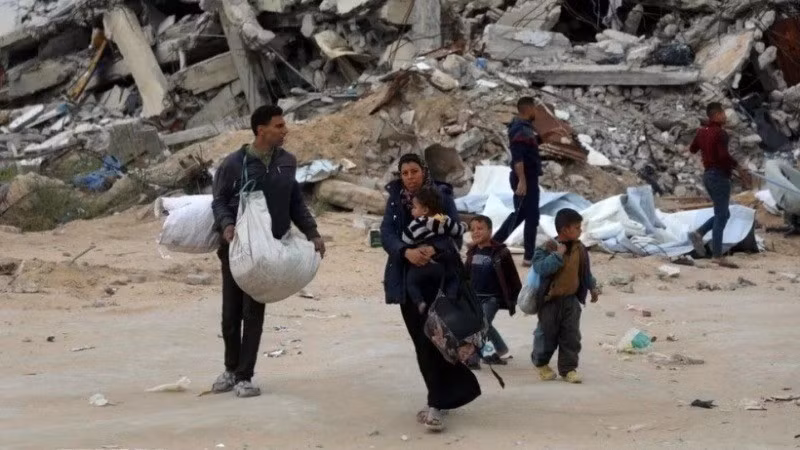Residents evacuate amid conflict in Beit Lahia, the Gaza Strip. (Photo: Xinhua/VNA)
