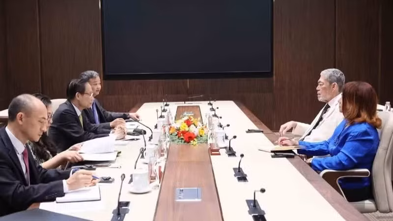 Member of the Communist Party of Viet Nam (CPV) Central Committee's Political Bureau and Minister of Foreign Affairs Le Hoai Trung holds talks with Miguel Mejia, General Secretary of the United Left Movement (MIU) of the Dominican Republic. (Photo: VNA)