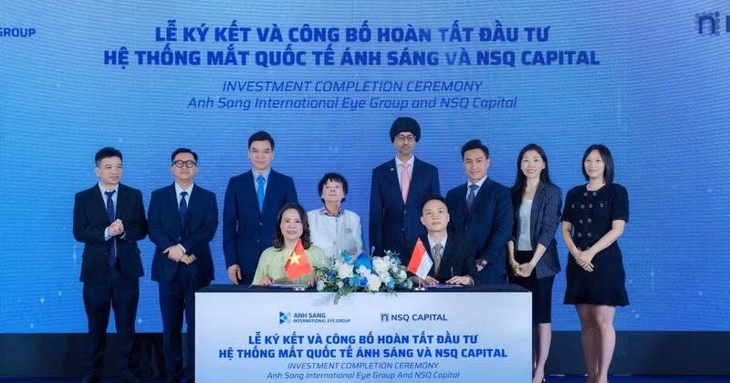 Anh Sang International Eye Care System and NSQ Capital (Singapore) sign a cooperation agreement and announce the completion of the investment. (Photo: Organising Committee)